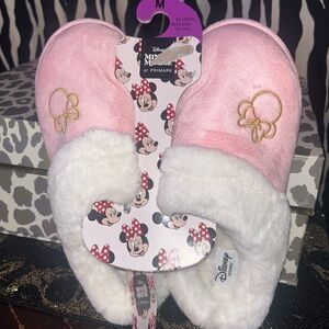 Disney’s Minnie Mouse Faux Suede Mule Slippers
size woman’s medium size 7-8